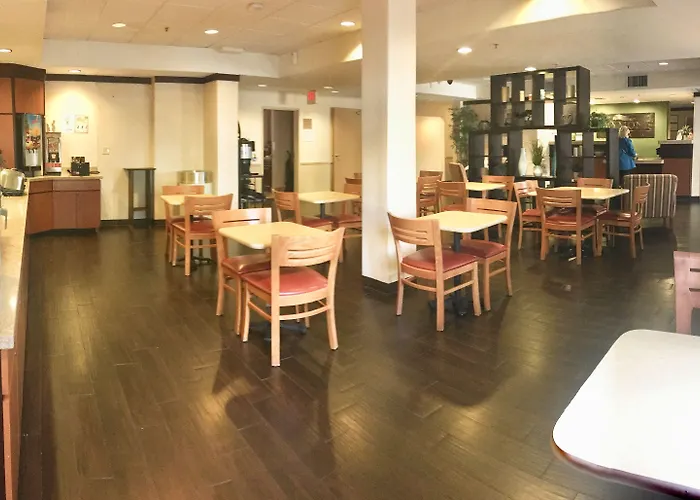 Baymont By Wyndham Airport