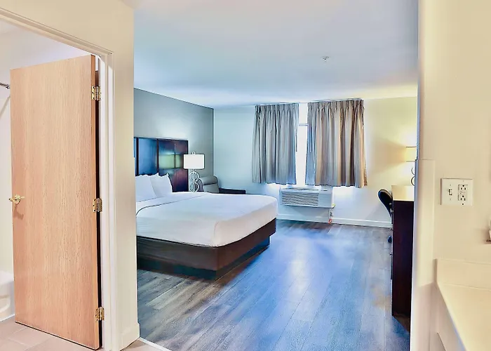 Baymont By Wyndham Airport Hotel 2*