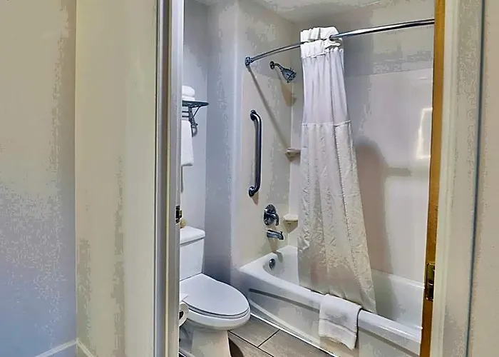 Hotel Baymont By Wyndham Airport 2*
