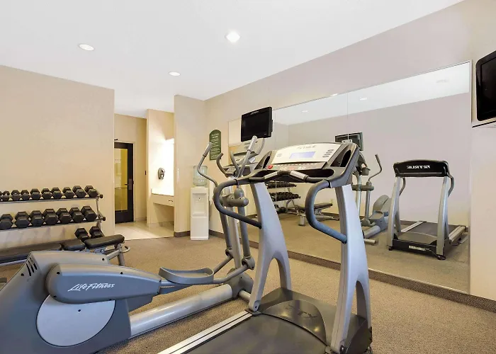Hotel Baymont By Wyndham Airport 2*