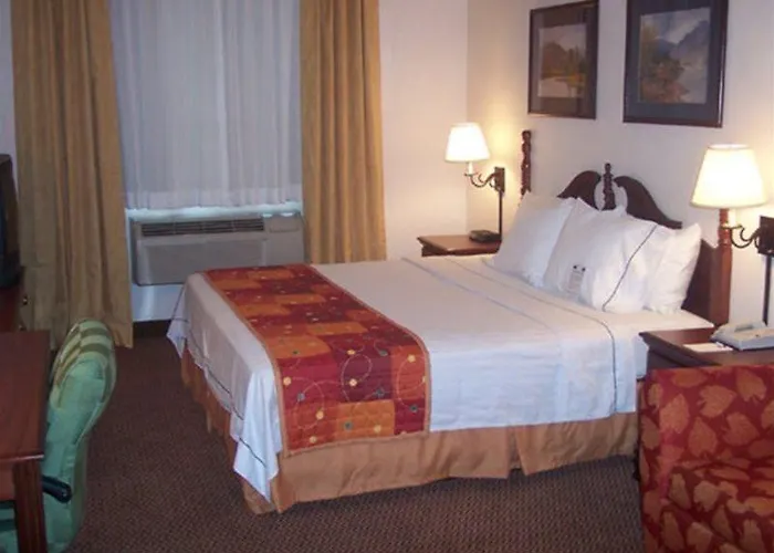 Hotel Baymont By Wyndham Airport 2*